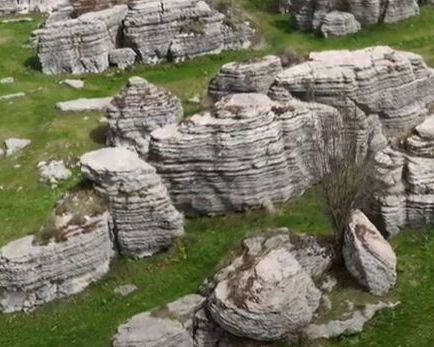 blocchi monolitici erosi, le cui forme ricordano le sfingi egizie