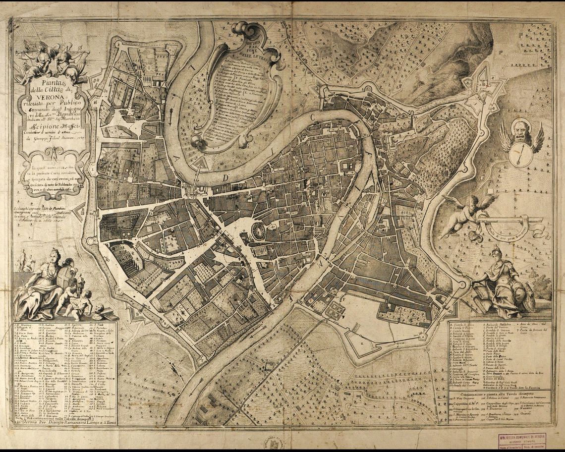 Mappa cartografica della città in bianco e nero con figure mitologiche ai lati