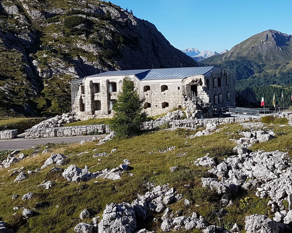 veduta dalla strada del museo tra le montagne