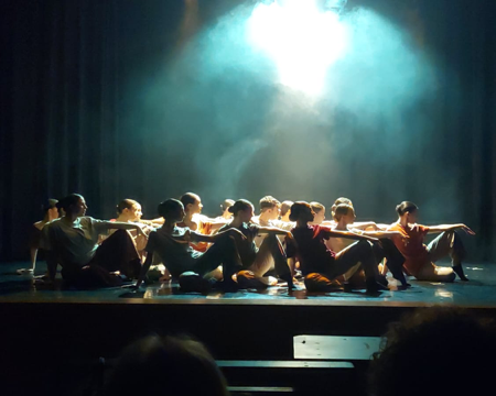 gruppo di danzatrici di profilo sedute sul palco