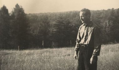 Foto d'epoca che raffigura il professore Bernando Colombo immerso nella natura.