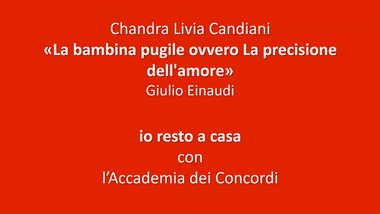 Su sfondo arancione, in alto è riportato: "Chandra Livia Candiani. La bambina pugile ovvero la precisione dell'amore. Giulio Einaudi". In basso, "Io resto a casa con l'Accademia dei Concordi".