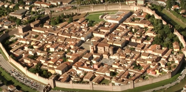 Fotografia della pianta urbana di Cittadella, vista dall'alto. Ha una forma circolare, con strade che si irradiano dalla piazza centrale. Le mura medievali, ben conservate, circondano il centro storico.