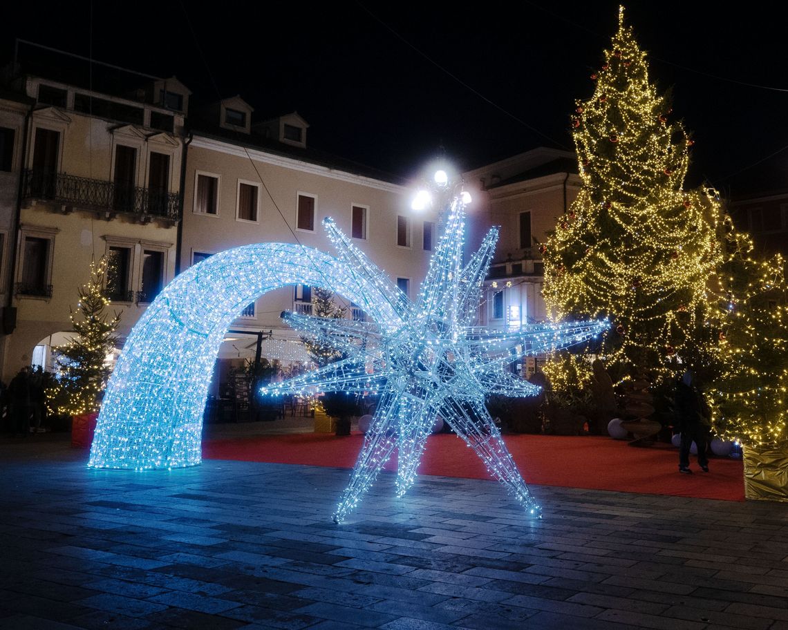 Stella cometa luminosa in piazza