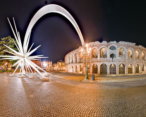 stella cometa con la coda che emerge dall'Arena
