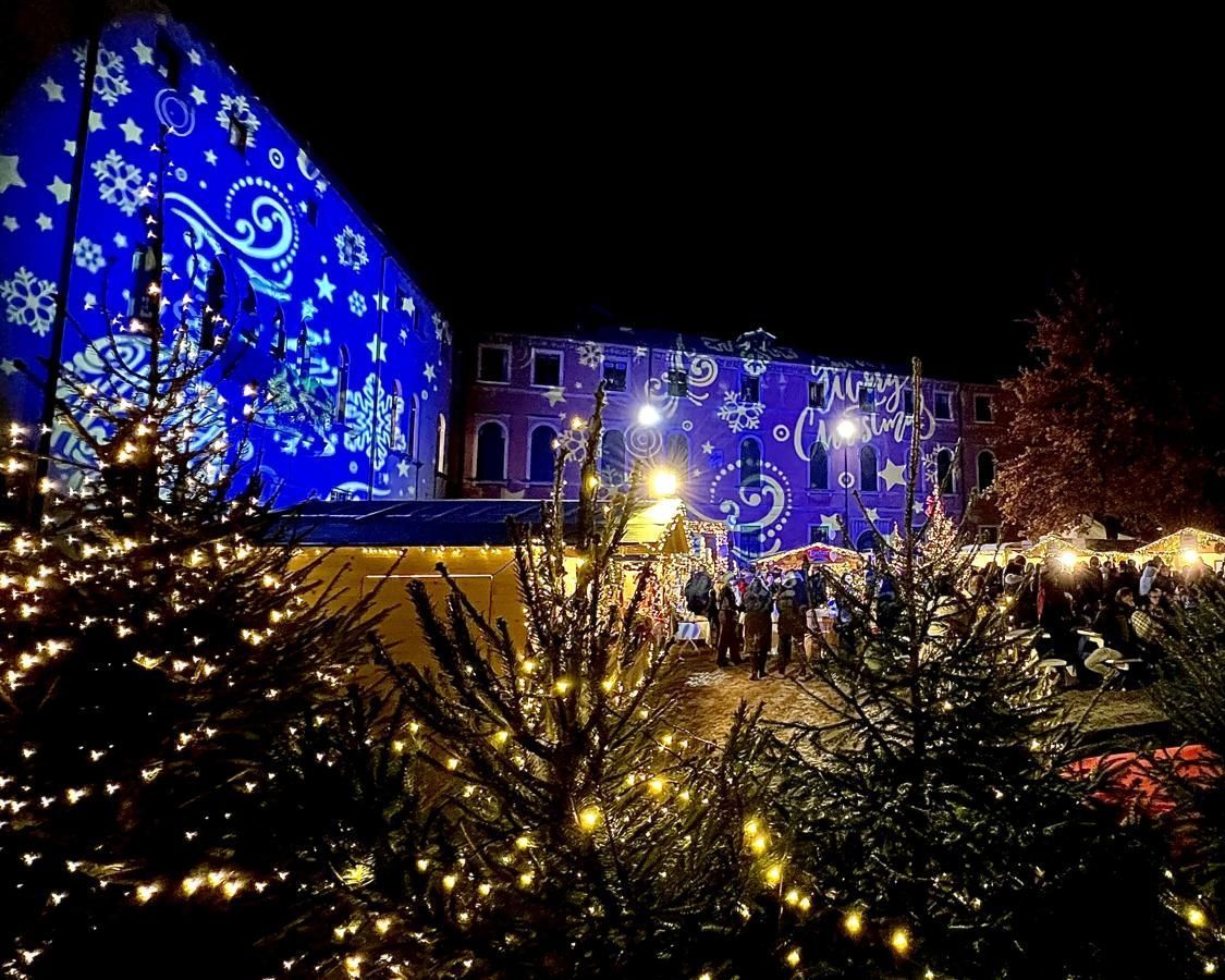 Videomapping sui palazzi e albero di Natale illuminato in piazza