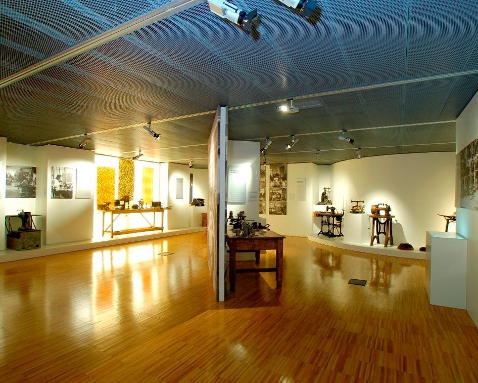 Sala espositiva con materiali per produrre gli occhiali