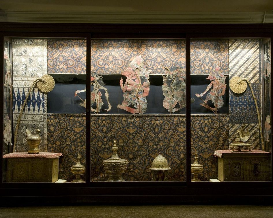 Arazzi e vasi nella sala XIII