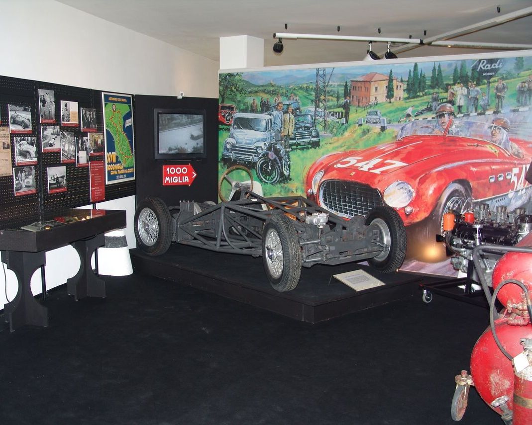 Telaio di una macchina da corsa e pannelli fotografici