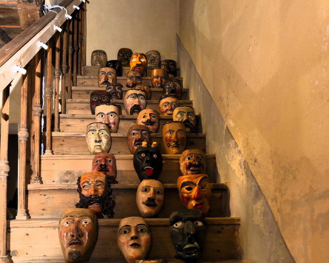 Scala con le maschere in legno sui gradini