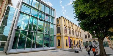 Ingresso di un palazzo moderno a specchi