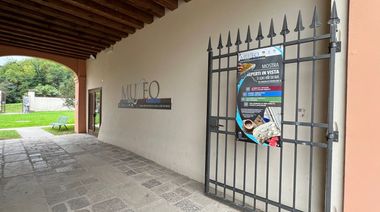 cancello con portico nel rustico dove ha sede il museo