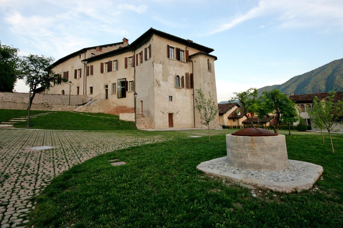 Museo Diocesano è situato all’interno dell’antico palazzo vescovile di Feltre, nel cuore del centro storico, sul limite occidentale della città murata. Fu costruito nella seconda metà del Duecento e più volte ristrutturato e ampliato nei secoli successivi.