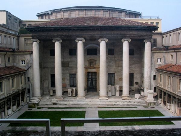 Esterno del teatro, sede dell'Accademia Filarmonica di Verona,  con l'entrata dal Museo Lapidario Maffeiano