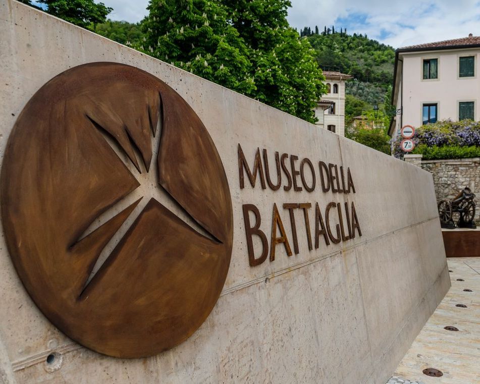 cinta muraria con logo e nome del museo