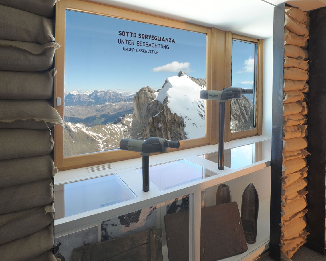 finestre sulle montagne innevate con canocchiali