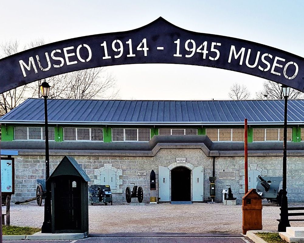 Ingresso frontale del museo con portale con scritta