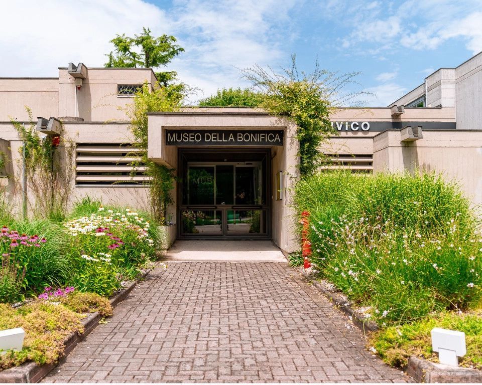 ingresso frontale del museo con piante