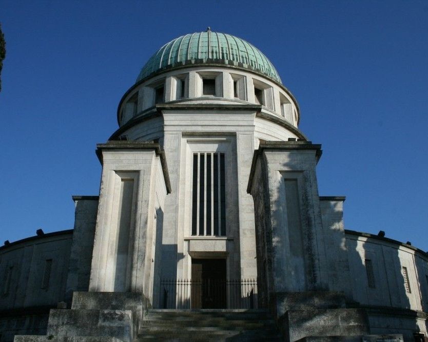 tempio circolare a colonne sullo sfondo del cielo azzurro