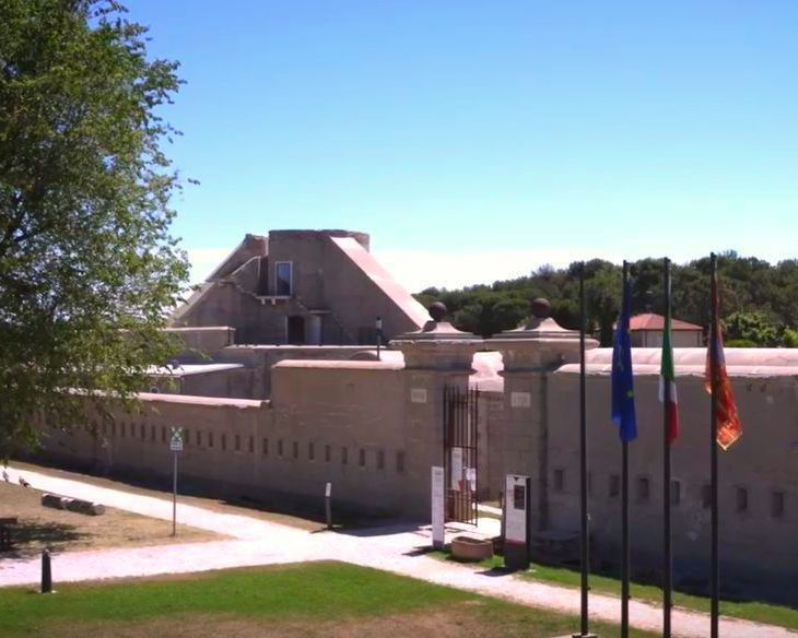 Ingressi del forte con le bandiere