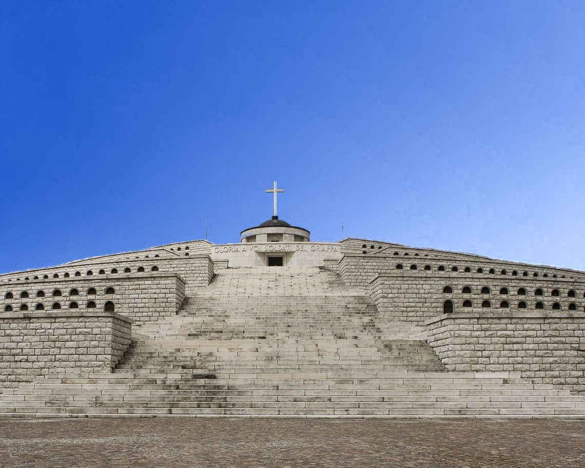 sacraio con grande scalinata e tempietto centrale