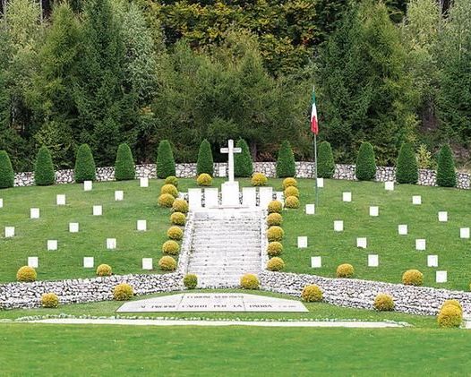 sacrario su un prato con molte croci bianche e croce centrale