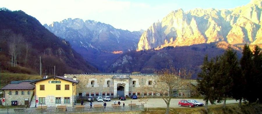 BELLISSIMA VISTA ESTERNA DEL FORTE DELLA PRIMA GUERRA MONDIALE RIPRESA CON UN DRONE