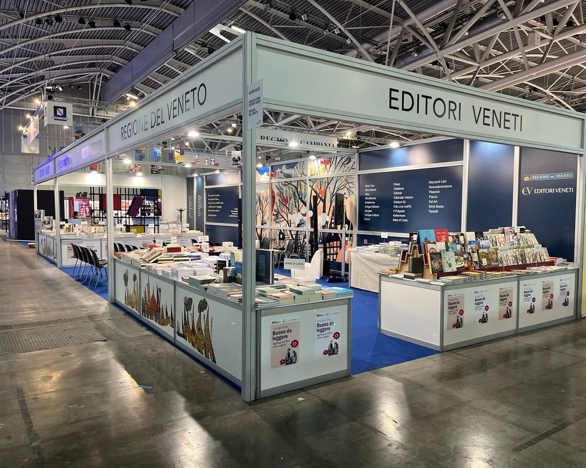 veduta angolare dello stand con i libri esposti