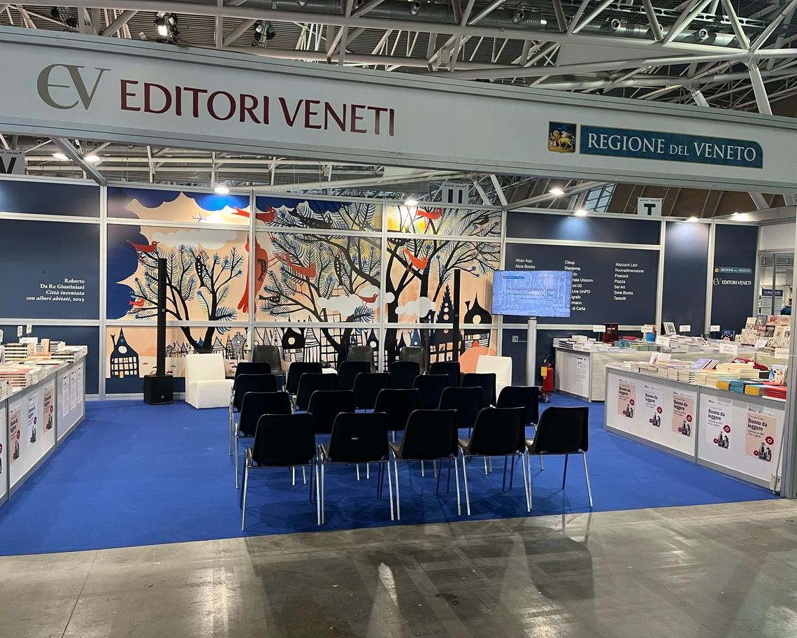 veduta frontale con sedie e sfondo con pannello illustrativo della città inventata con alberi abitati