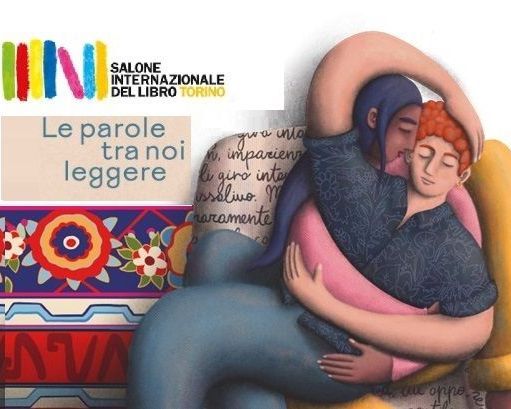 immagine di due persone che si abbracciano con un libro dietro