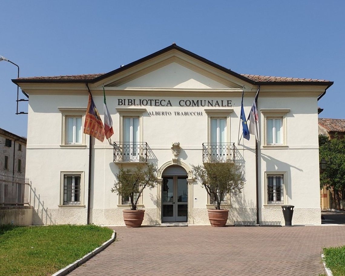 veduta della facciata della biblioteca con bandiere