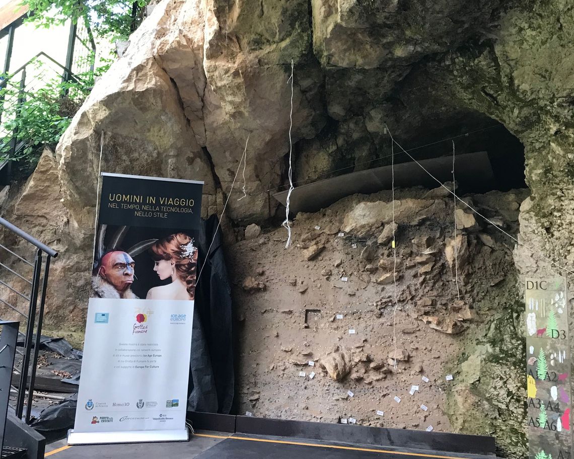 Pannello con immagini e testo nella grotta