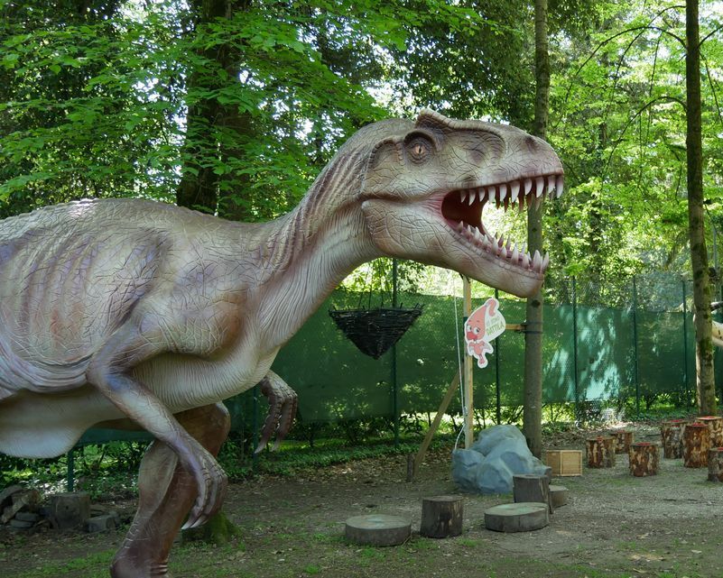 Dinosauro a grandezza naturale nel parco
