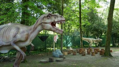 Dinosauro a grandezza naturale nel parco