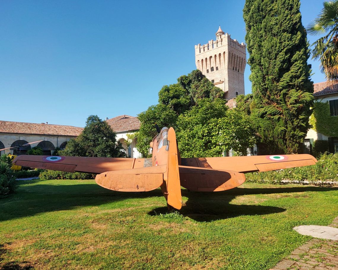 aereo ripreso da dietro appoggiato sul prato