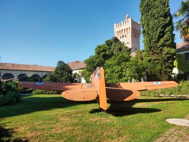 aereo ripreso da dietro appoggiato sul prato