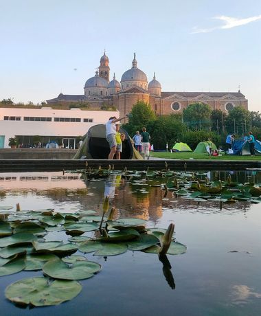 Adulti e ragazzi con le tende davanti all'Orto botanico