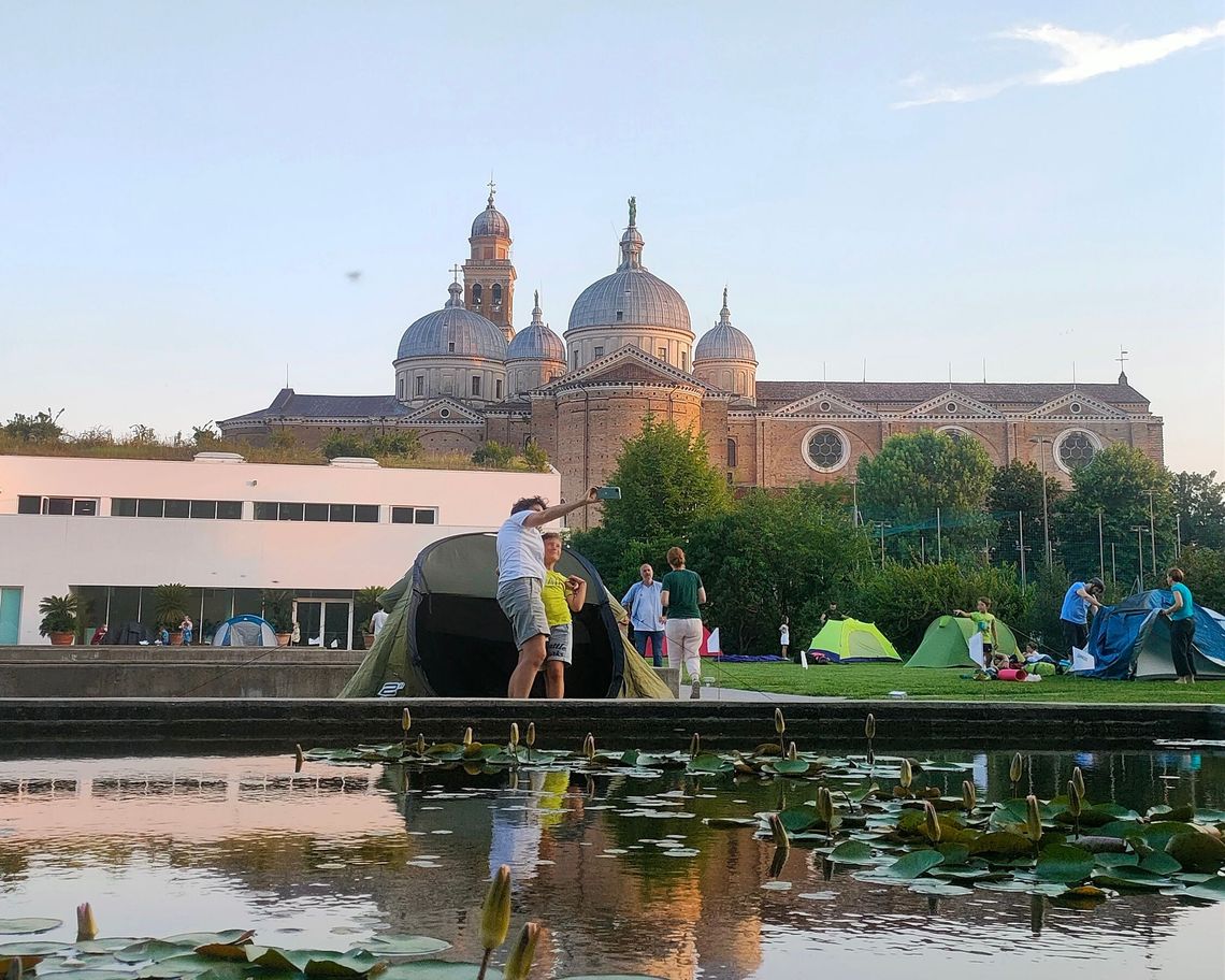 Adulti e ragazzi con le tende davanti all'Orto botanico