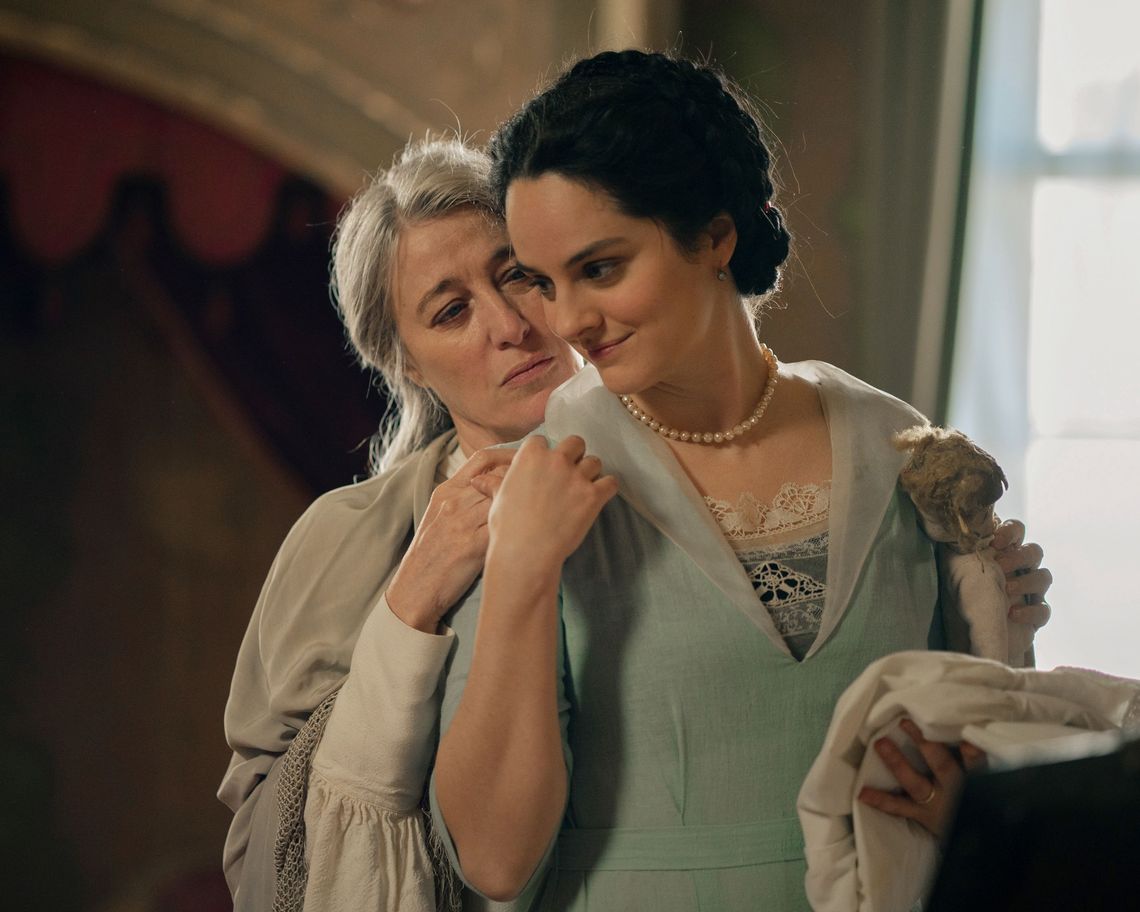 Eleonora Duse che abbraccia da dietro la figlia