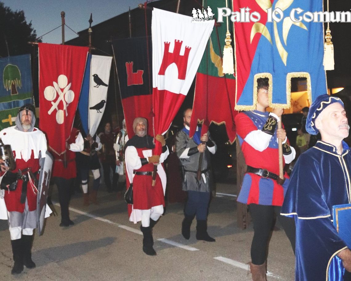 Parata in costume con gli stendardi