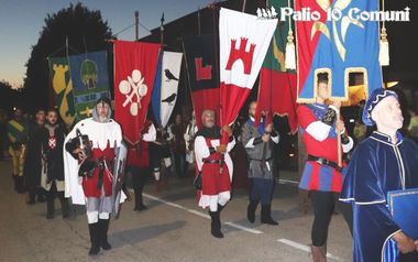 Parata in costume con gli stendardi