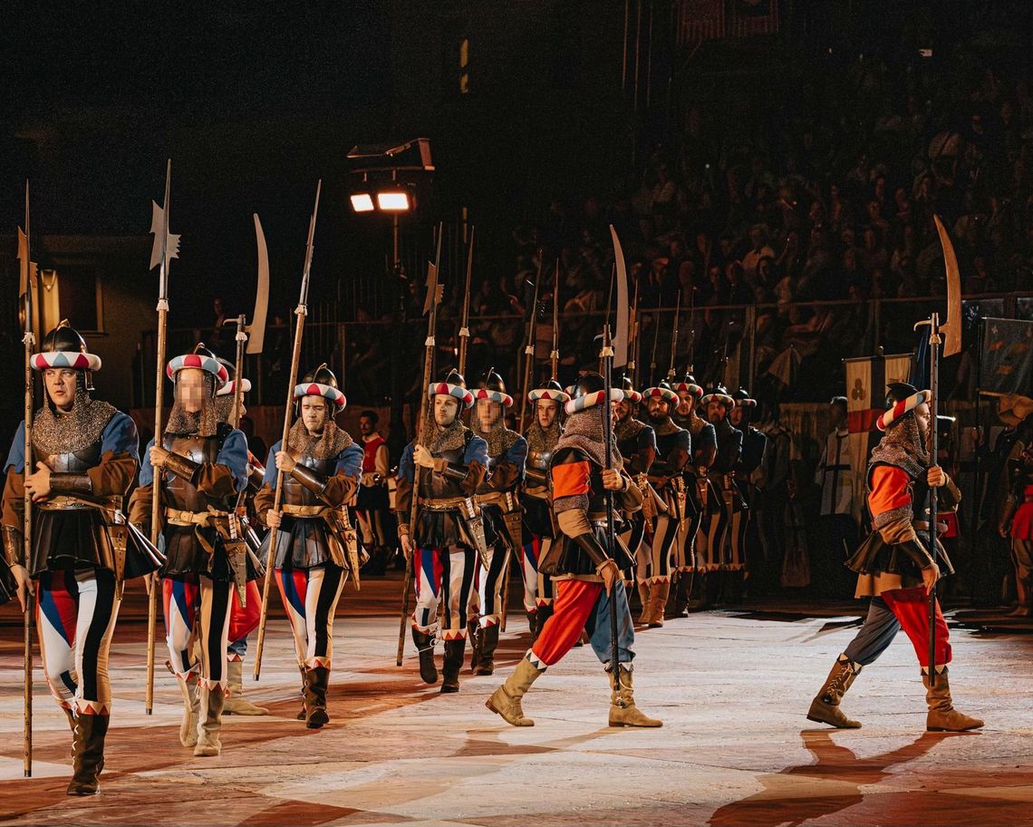 Marcia dei soldati in costume con le lance