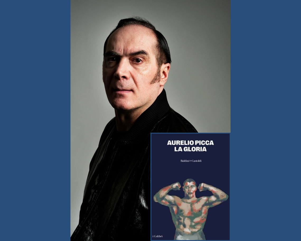 Primo piano e mezzo busto dell'autore Aurelio Picca in foto, con a sinistra in basso la copertina del suo libro finalista del premio.