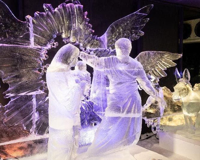 Maria con bambino in braccio e angelo di ghiaccio