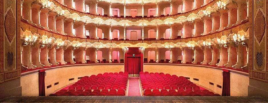 foto dell'ampia platea del teatro del monaco di treviso