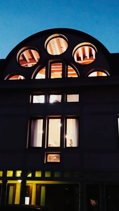 Esterno della biblioteca: edificio sviluppato in altezza con tetto a botte e finestra nella parte della mansarda che sembra un grande rosone