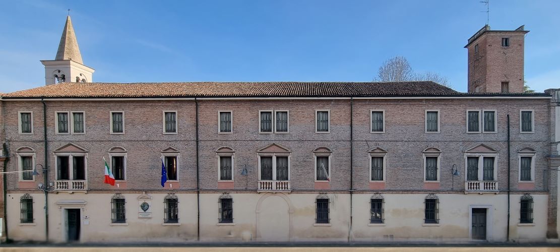 Facciata dell ex seminario vescovile: palazzo a tre piani, con 12 finestree su ogni piano. Sulla destra del tetto si erge una torretta di due piani a sinistra la punta di un campanile.