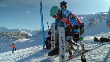 L'atleta paralimpico si prepara per la partenza di sci aplino