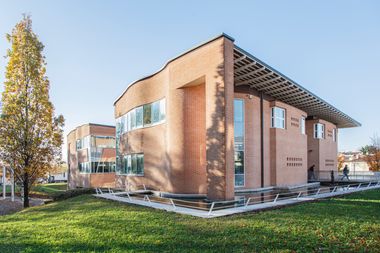 Esterno della biblioteca in edificio moderno di mattoni rossi con grandi vetrate