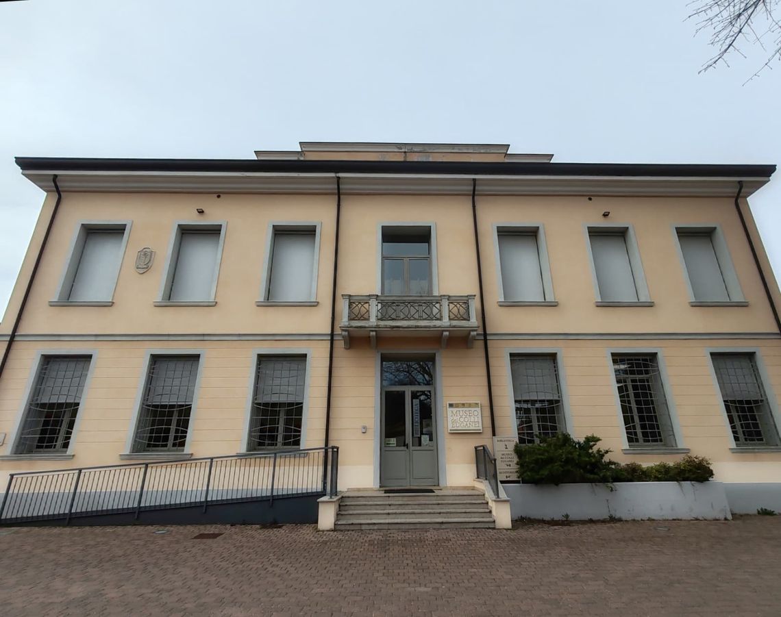 Nella foto si vede la facciata dell'edificio sede della Biblioteca. Si tratta di un edificio a due piani, databile ai primi del Novecento, accessibile anche con rampa per disabili.